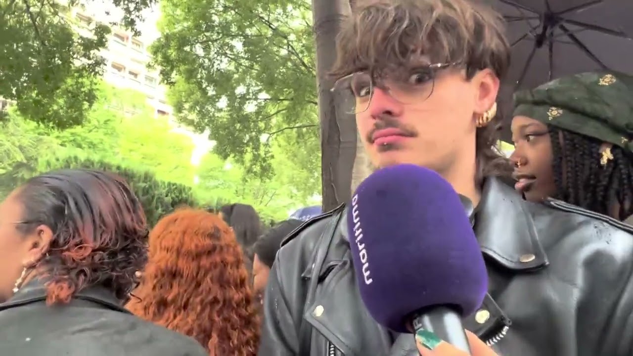 Le défilé Chanel attire les curieux devant le Corbusier