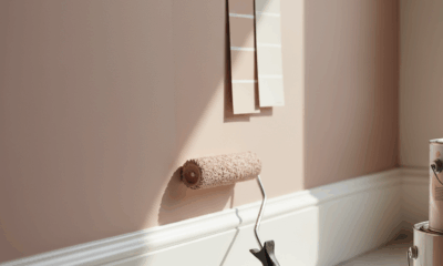 découvrez comment le rose neutre et chaleureux s'impose en 2026, remplaçant le blanc et le beige pour transformer la lumière et créer une ambiance cosy dans nos salons.