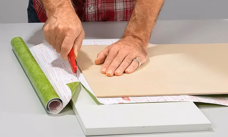 Pourquoi le papier peint se décolle et comment le fixer